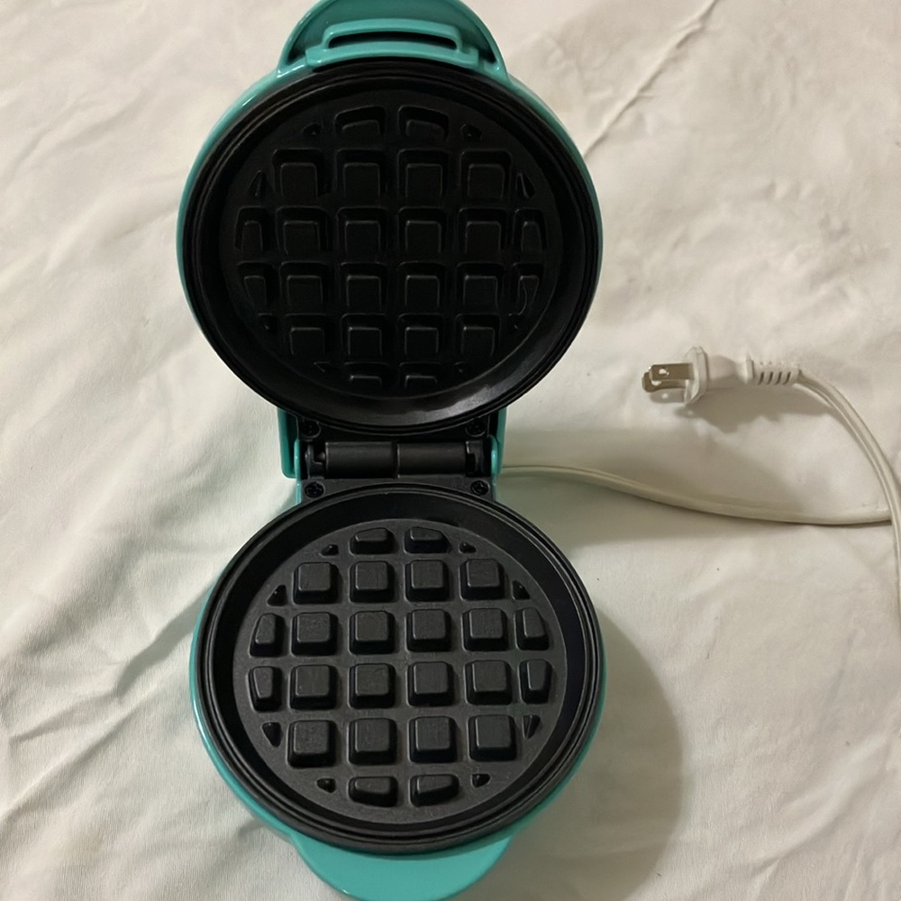 Mini Waffle Maker - Picture 4 of 7